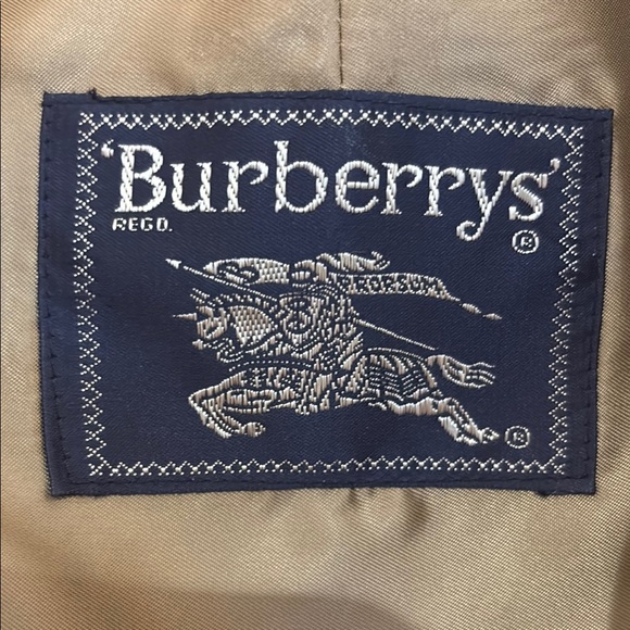 Burberry Vintage Beige Trench Coat for Women - Picture 2 of 10